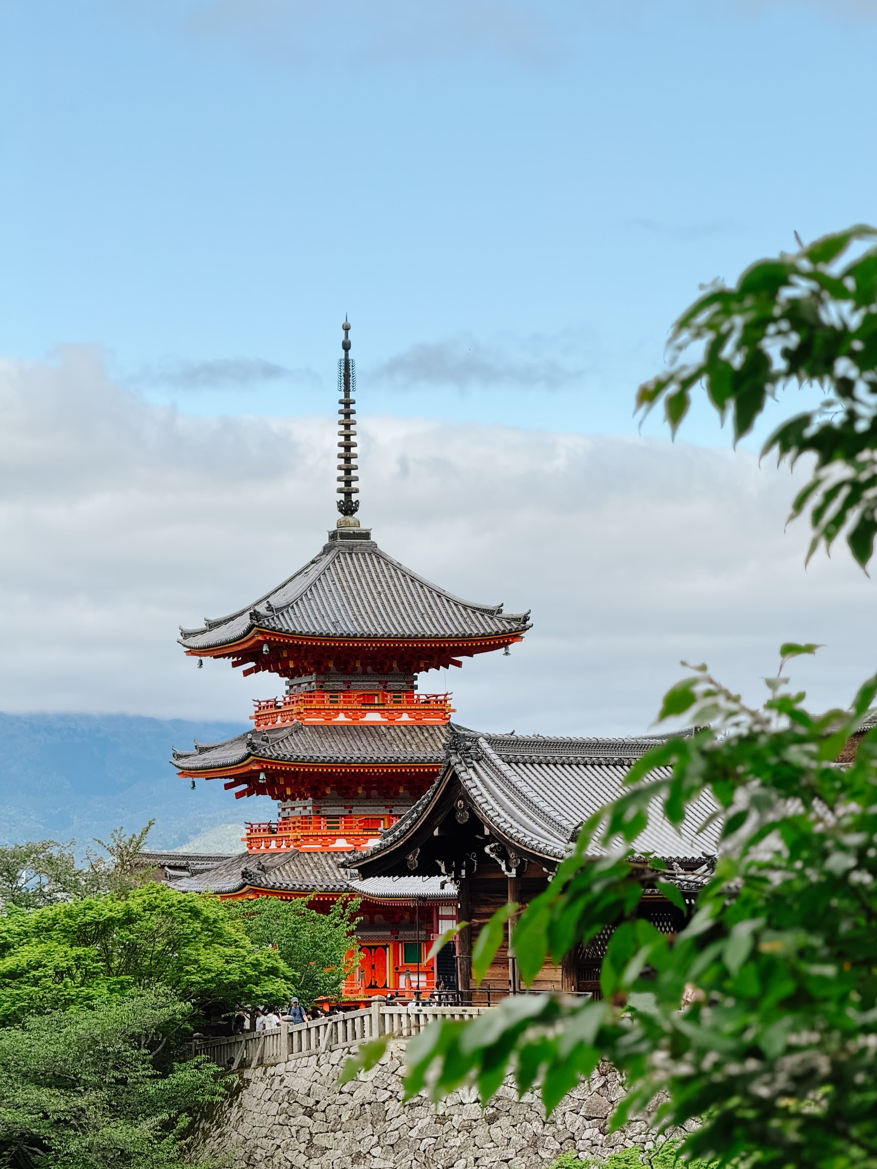 Túnel de torii gates vermelhos de Fushimi Inari em Kyoto, Japão — o destino internacional mais desejado por brasileiros em 2026
